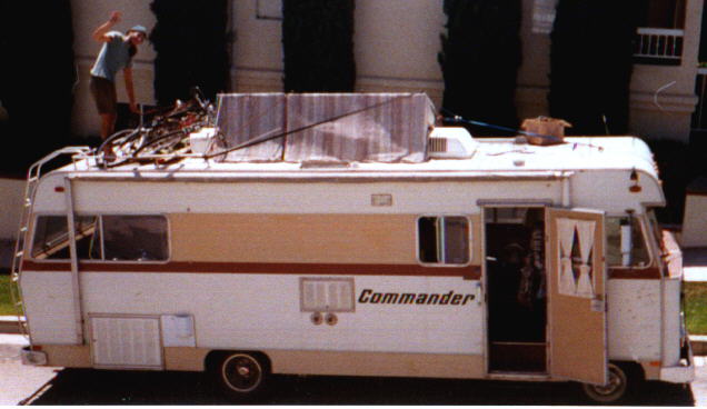 CMDRSOFA.JPG (37770 bytes)